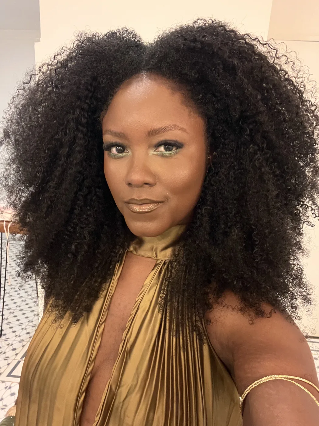 Maryana com vestido dourado e maquiagem verde